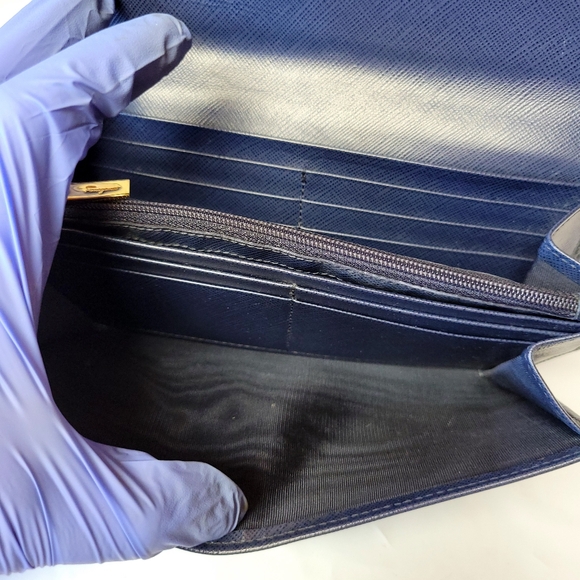 Salvatore Ferragamo Gancini Leather Flap Wallet - Picture 5 of 10